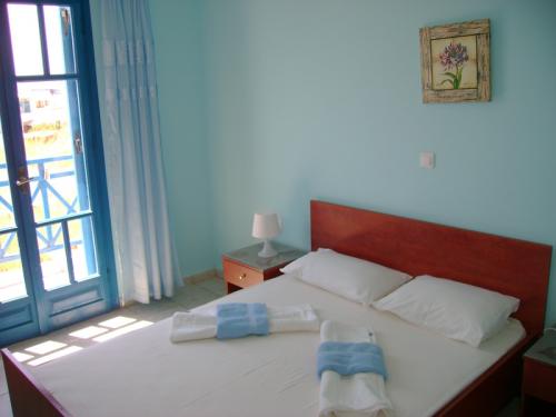 Room with double bed
